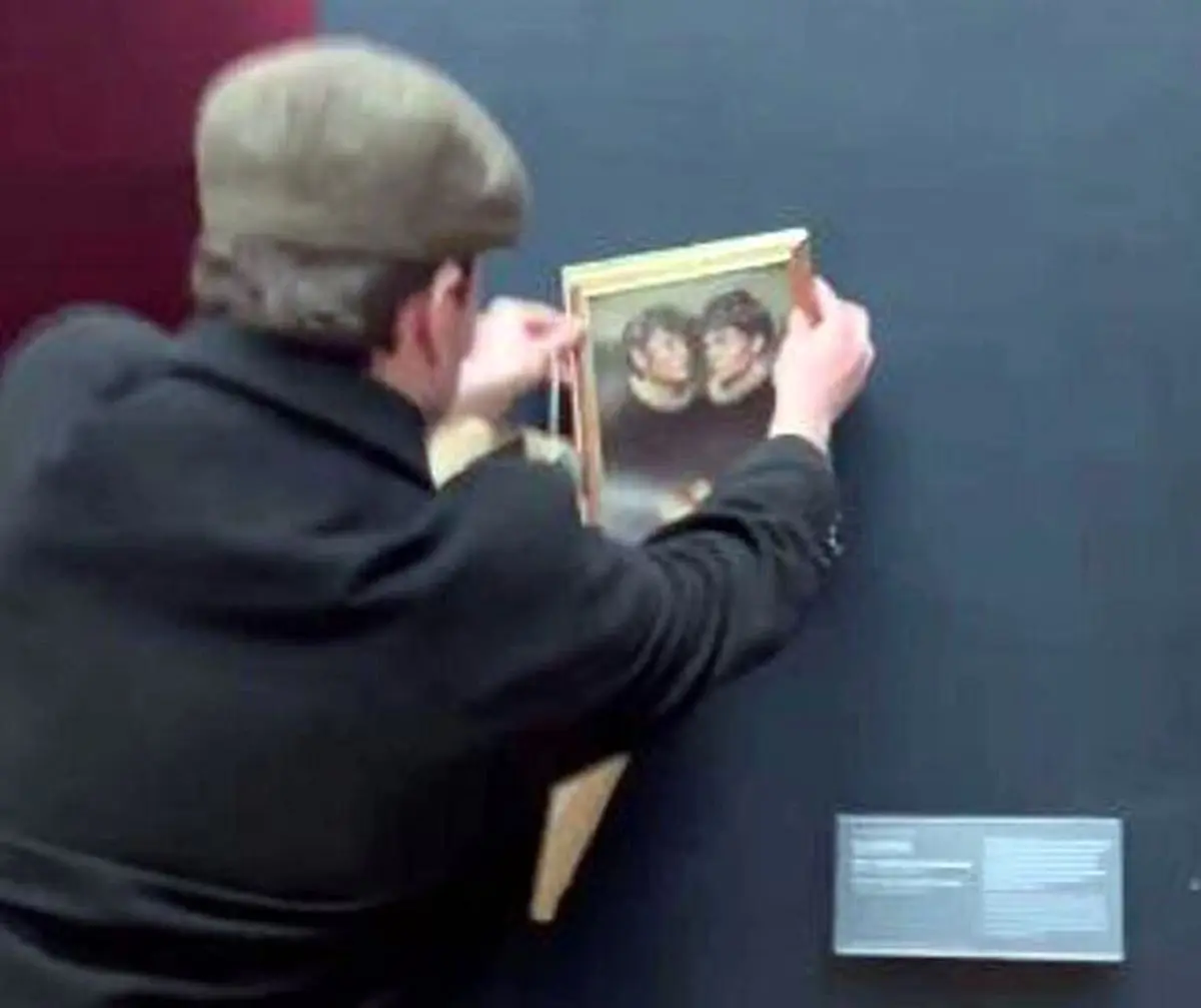  دو نفر عکس خودشان را در لوور به دیوار زدند