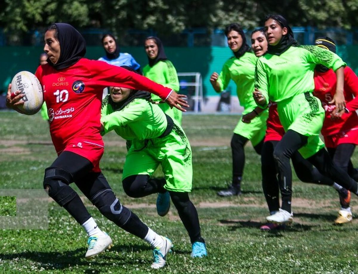دوندگی و تلاش دختران در فینال مسابقات راگبی قهرمانی کشور/ عکس