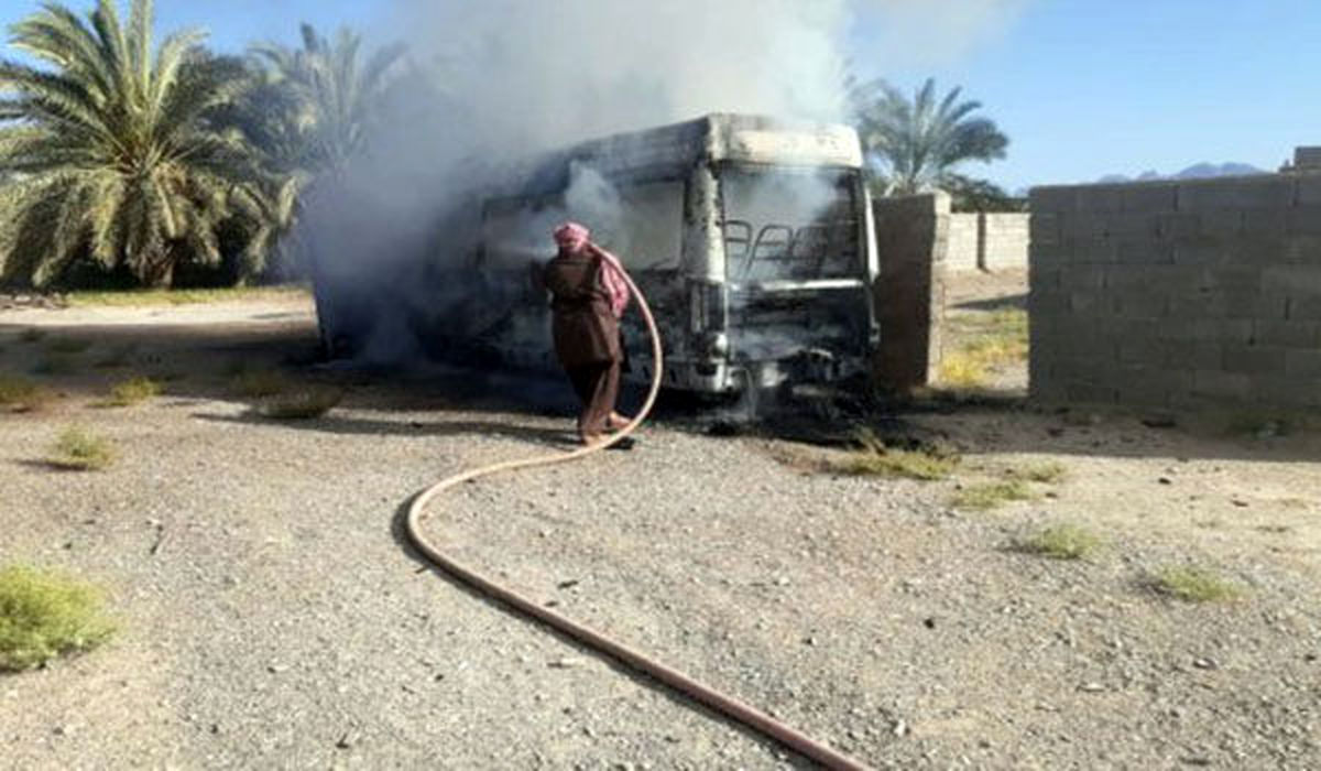 اتوبوس مسافری مشهد به یزد در آتش سوخت/ مسافران سالم هستند


