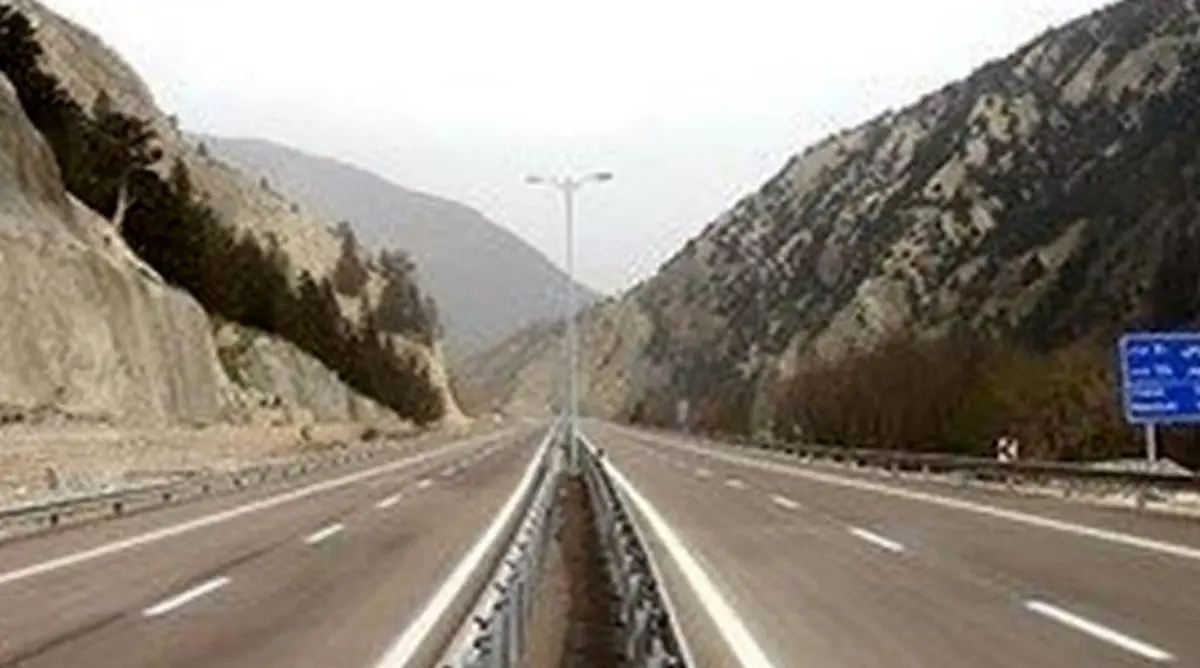 اصابت پرتابه دشمن به حاشیه اتوبان قم گرمسار در شامگاه جمعه ۱۴ فروردین