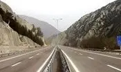 اصابت پرتابه دشمن به حاشیه اتوبان قم گرمسار در شامگاه جمعه ۱۴ فروردین