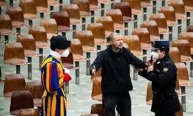  یک مرد جلسه سخنرانی پاپ را بر هم زد/ ویدئو