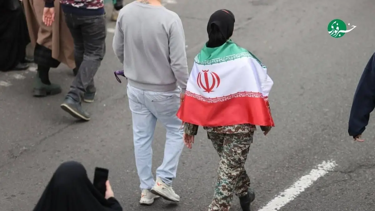 قاب متفاوت از راهپیمایی امروز؛ بانوی ارتشی در صف اول همبستگی/ عکس