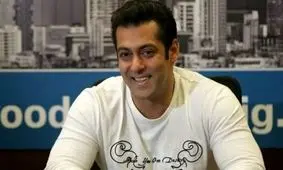 سفر به تاریخ؛ چهرۀ «سلمان خان» در یک سالگی در آغوش مادرش «سلما خان»