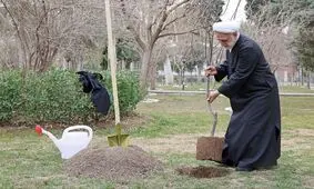 محسنی اژه ای درخت کاشت