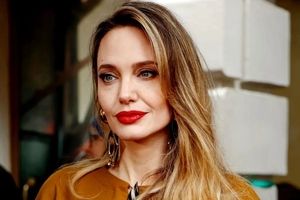 سفر در زمان؛ «آنجلینا جولی در 3 سالگی در آغوش پدرش»؛ سال 1357