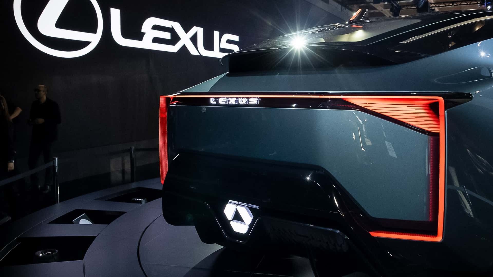 یکی از عجیب ترین خودروهایی که در نمایشگاه توکیو 2025 رونمایی شده؛ لکسوسی با 6 چرخ است. آکیو تویودا رئیس هیئتمدیره تویوتا، اطمینان دارد که تیم توسعه میتواند این مینیون LS را به واقعیت تبدیل کند. لکسوس هنوز درباره مشخصات فنی جزئیاتی منتشر نکرده است. آرا