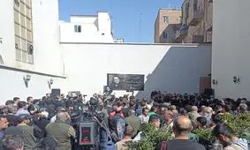 پیکر رضا داودنژاد تشییع شد/ گریه‌های بی‌امان علیرضا داوودنژاد در سوگ فرزندش/ ویدئو