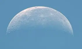 ماه واقعاً چه رنگی است؟/ عکس
