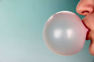 بلعیدن آدامس چه خطراتی دارد؟