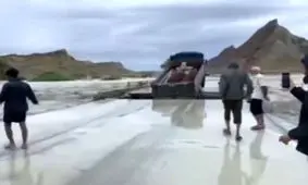 فروریختن یک پل در هرمزگان هنگام عبور کامیون از روی آن به هنگام تلاطم/ ویدئو

