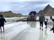 فروریختن یک پل در هرمزگان هنگام عبور کامیون از روی آن به هنگام تلاطم/ ویدئو

