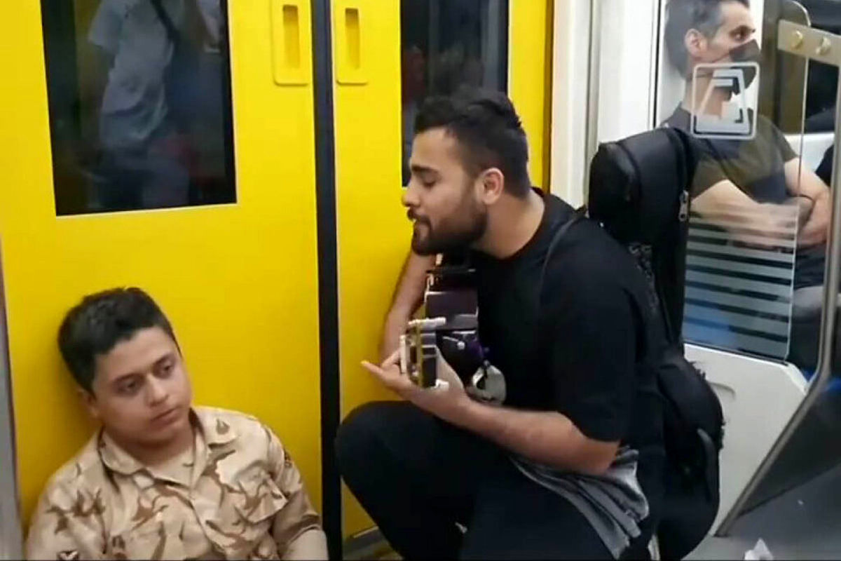 دلداری جالب نوازنده به سرباز عاشق در مترو تهران/ ویدئو