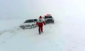 امدادرسانی به ٣٩١ خودروی گرفتار شده در برف و کولاک لرستان