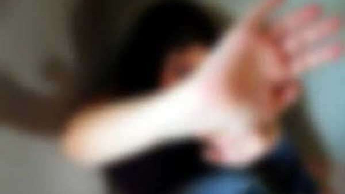 حمله مرد به یک زن در خیابان/ نجات زن توسط 3 مرد/ ویدئو