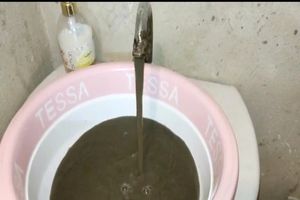 آب سیاه به جای آب شرب در اهواز/ ویدئو