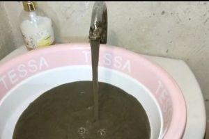 آب سیاه به جای آب شرب در اهواز/ ویدئو