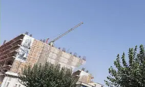 اولین تصاویر از تلاش جوان تهرانی برای خودکشی از نوک جرثقیل/ ویدئو