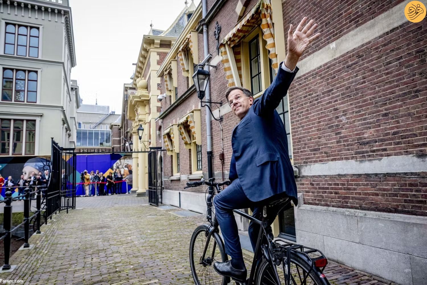 (ویدئو) نخست‌وزیر هلند قدرت را به جانشینش سپرد و با دوچرخه به خانه بازگشت