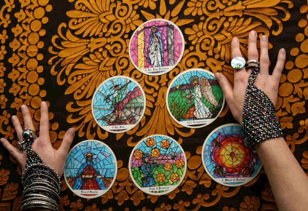 رمالی و فالگیری زن شیاد در شیراز لو رفت 