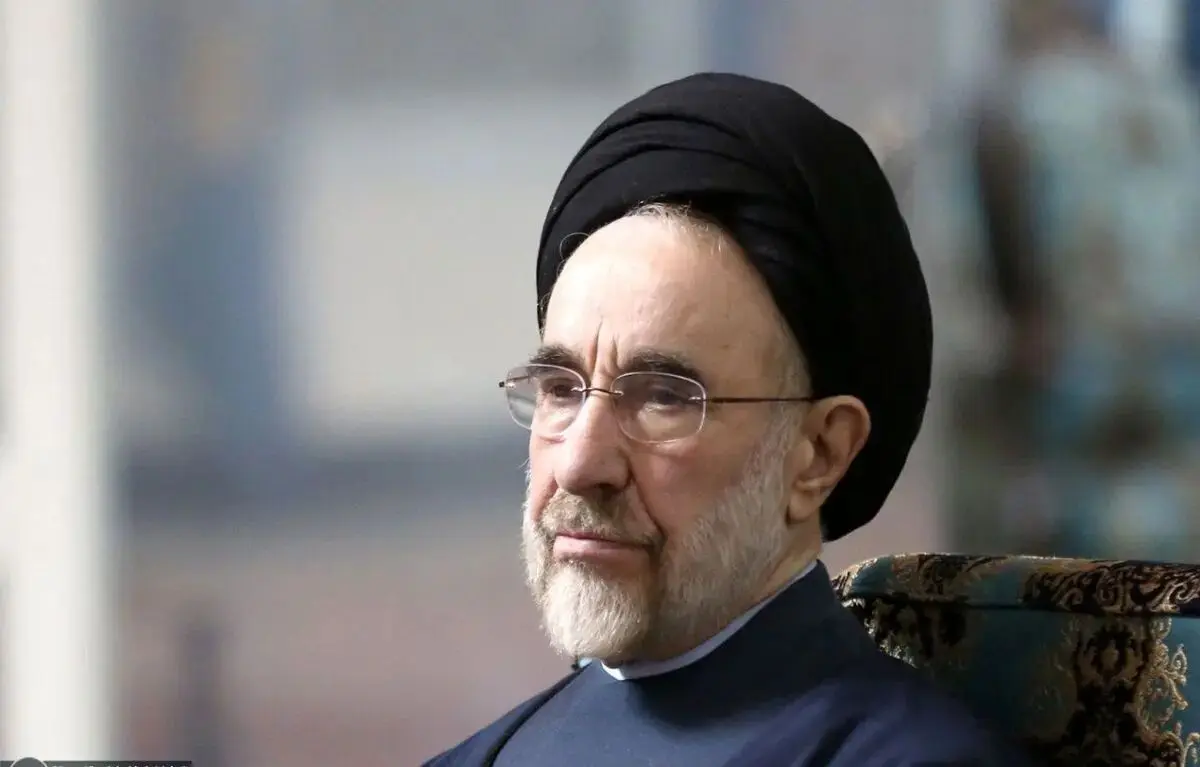 ادای احترام سید محمد خاتمی بر مزار پدر در اردکان