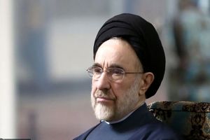 ادای احترام سید محمد خاتمی بر مزار پدر در اردکان