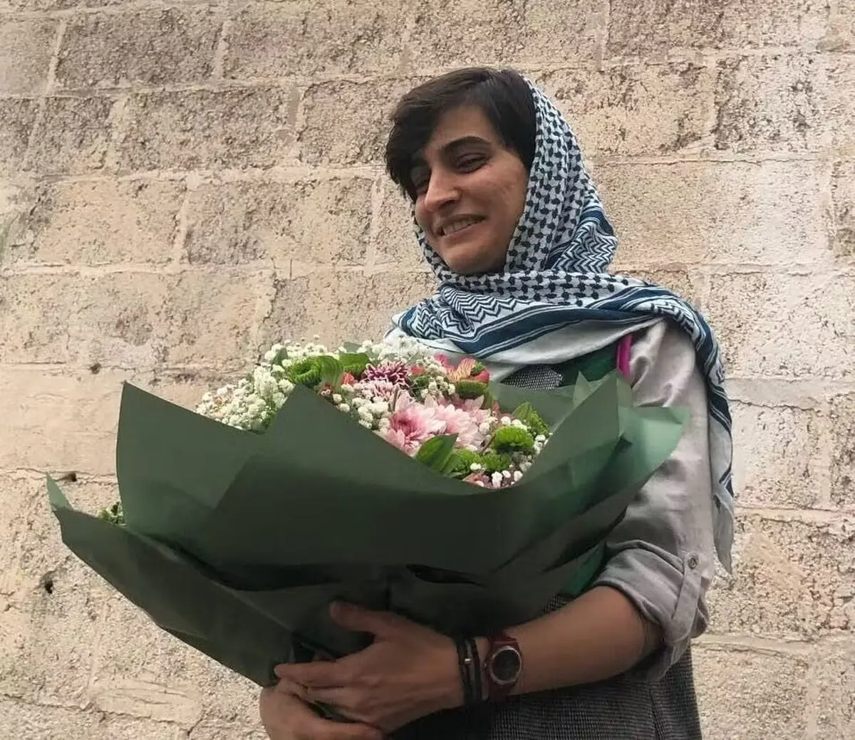 الهه محمدی جایزه خود را به روزنامه‌نگاران فلسطینی تقدیم کرد

