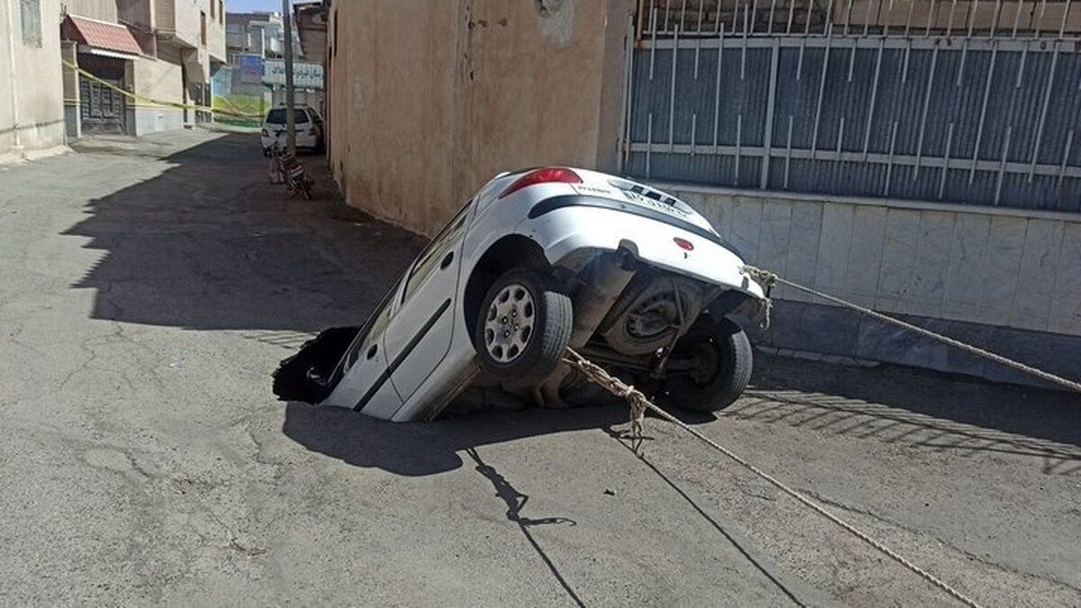 بلعیده شدن پژو ۲۰۶ در فرونشست زمین/ ویدئو