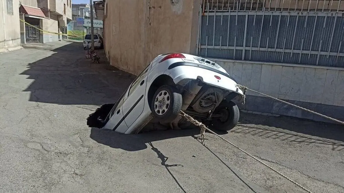 بلعیده شدن پژو ۲۰۶ در فرونشست زمین/ ویدئو