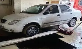 سقوط خودرو تیبا به چاه درون خانه در خیابان آزادی