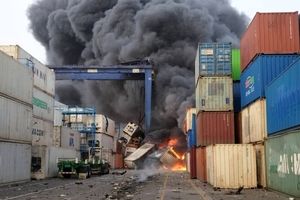 ضرر حدوداً ۳ تا ۴ میلیارد دلاری در حادثه بندر رجایی؛ چرا باید ۱۳۰ هزار کانتینر دپو می‌شد؟