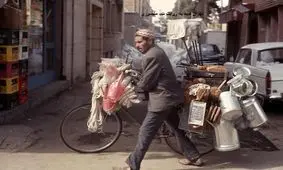 سفر به تهران قدیم؛ «فروشنده دوره گرد لوازم خانه و آشپزخانه در خیابان»؛ سال 1339