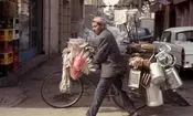 سفر به تهران قدیم؛ «فروشنده دوره گرد لوازم خانه و آشپزخانه در خیابان»؛ سال 1339