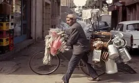 سفر به تهران قدیم؛ «فروشنده دوره گرد لوازم خانه و آشپزخانه در خیابان»؛ سال 1339