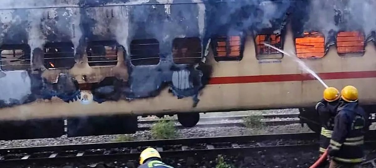 مرگ ۹ نفر از مسافران یک قطار به خاطر یک فنجای قهوه/ ویدئو
