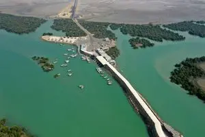 حادثه دریایی نزدیک اسکله فجر قشم؛ تلاش برای نجات بارج حامل زغال‌سنگ