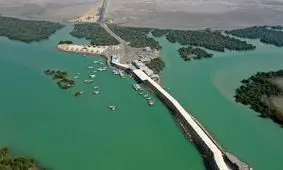 حادثه دریایی نزدیک اسکله فجر قشم؛ تلاش برای نجات بارج حامل زغال‌سنگ

