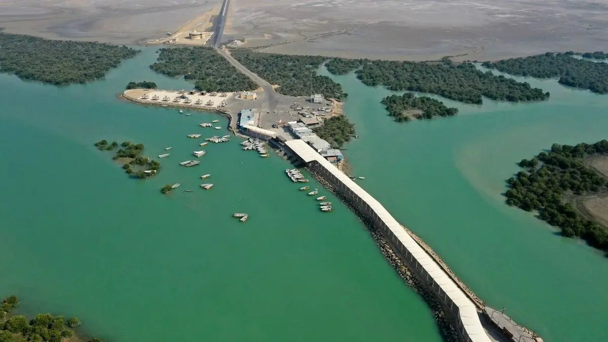 حادثه دریایی نزدیک اسکله فجر قشم؛ تلاش برای نجات بارج حامل زغال‌سنگ

