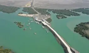 حادثه دریایی نزدیک اسکله فجر قشم؛ تلاش برای نجات بارج حامل زغال‌سنگ

