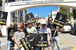 بازیگران «برکینگ بد» در صف اعتصاب