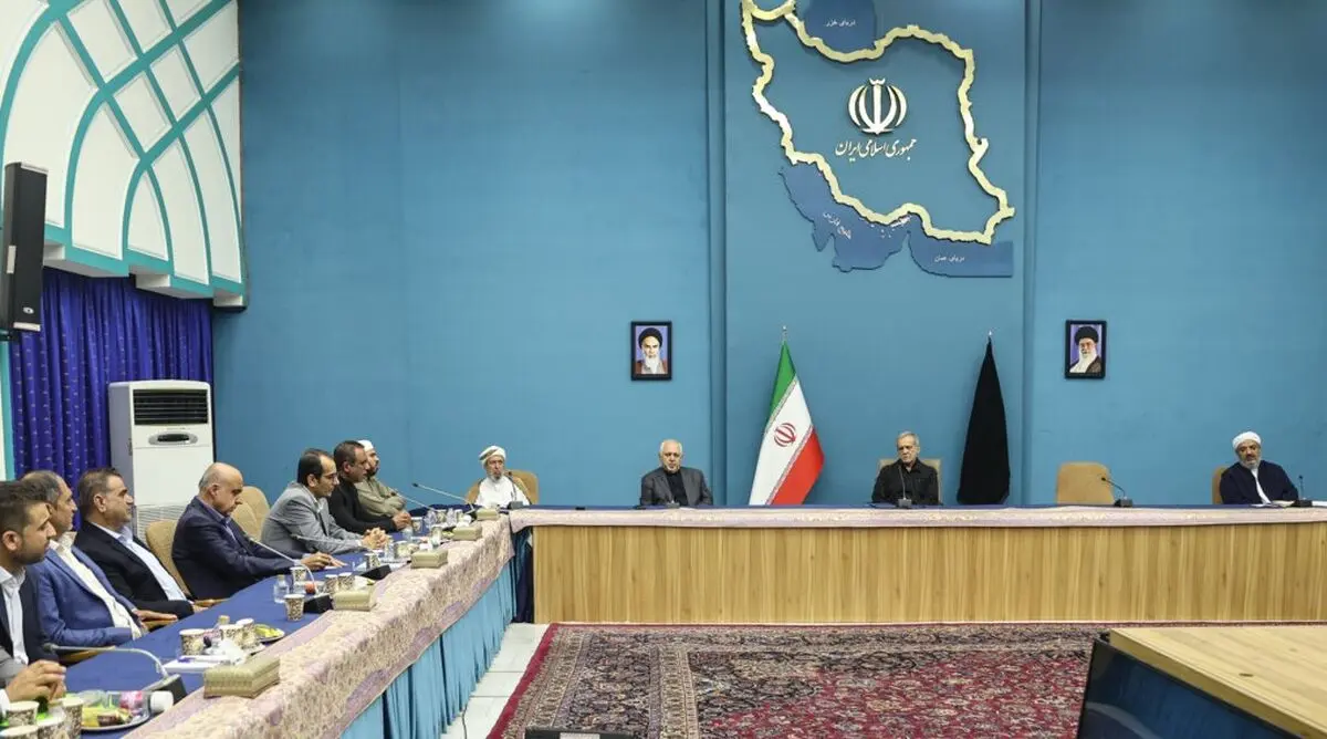 دیدار پزشکیان با نمایندگان اقلیت های دینی/ حضور ظریف در کنار رئیس جمهور منتخب/ تصاویر
