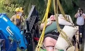 نجات مرد ۲۷۰ کیلویی با جرثقیل 