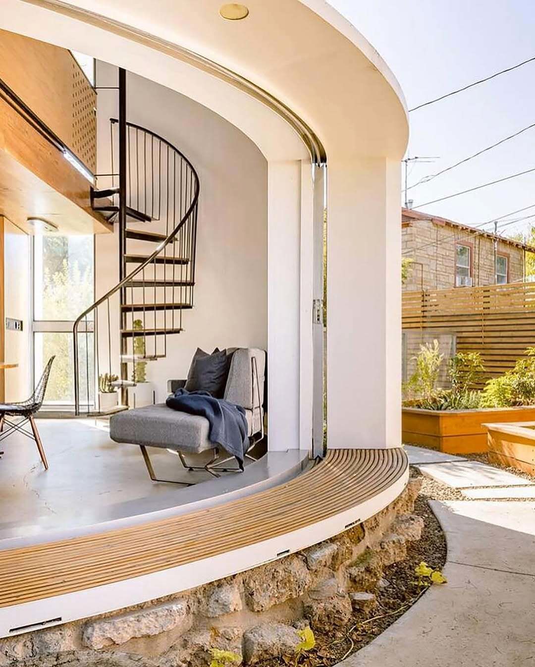 پروژه نوآورانه «خانه سیلو» در فینیکس آریزونا، بازسازی یک سیلو غلات قدیمی به یک خانه ریزمقیاس (۲۱ متر مربع) و مدرن، که مفهوم مسکونی را در یک سازه غیرمرسوم بازتعریف می‌کند