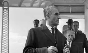 سفر در زمان؛ «محمدرضا پهلوی و همسر سوم اش» در حال قدم زدن در بانکوک؛ سال 46