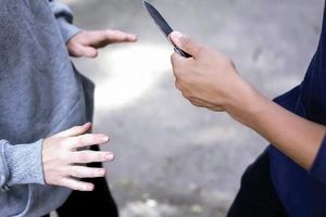 زورگیری وحشیانه از زن جوان در مترو محلاتی تهران/ ویدئو