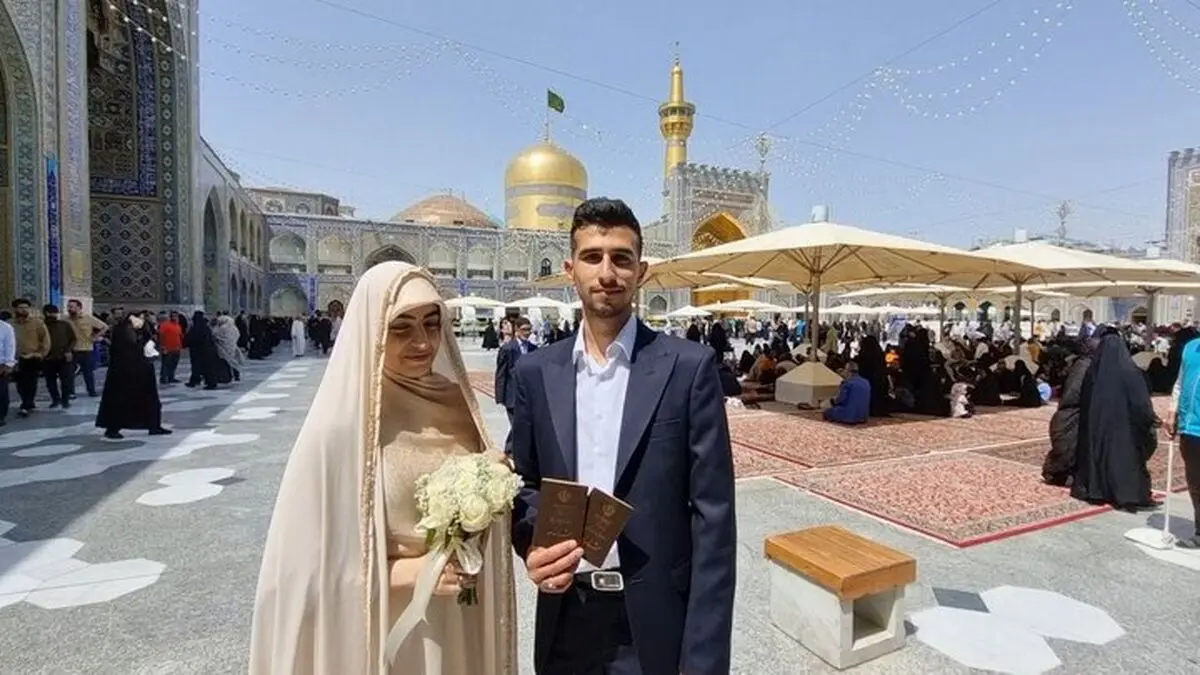عروس و داماد تبریزی که در حرم امام رضا(ع) رای دادند/ ویدئو