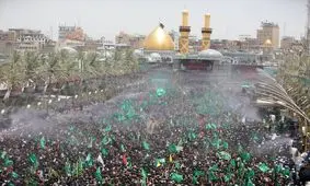 حضور پررنگ تصاویر رهبر انقلاب و آیت الله سیستانی در مراسم عزاداری طویریج / پرچم های ایران و عراق در دستان عزاداران