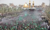 حضور پررنگ تصاویر رهبر انقلاب و آیت الله سیستانی در مراسم عزاداری طویریج / پرچم های ایران و عراق در دستان عزاداران