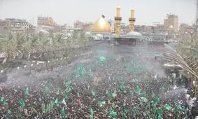 حضور پررنگ تصاویر رهبر انقلاب و آیت الله سیستانی در مراسم عزاداری طویریج / پرچم های ایران و عراق در دستان عزاداران