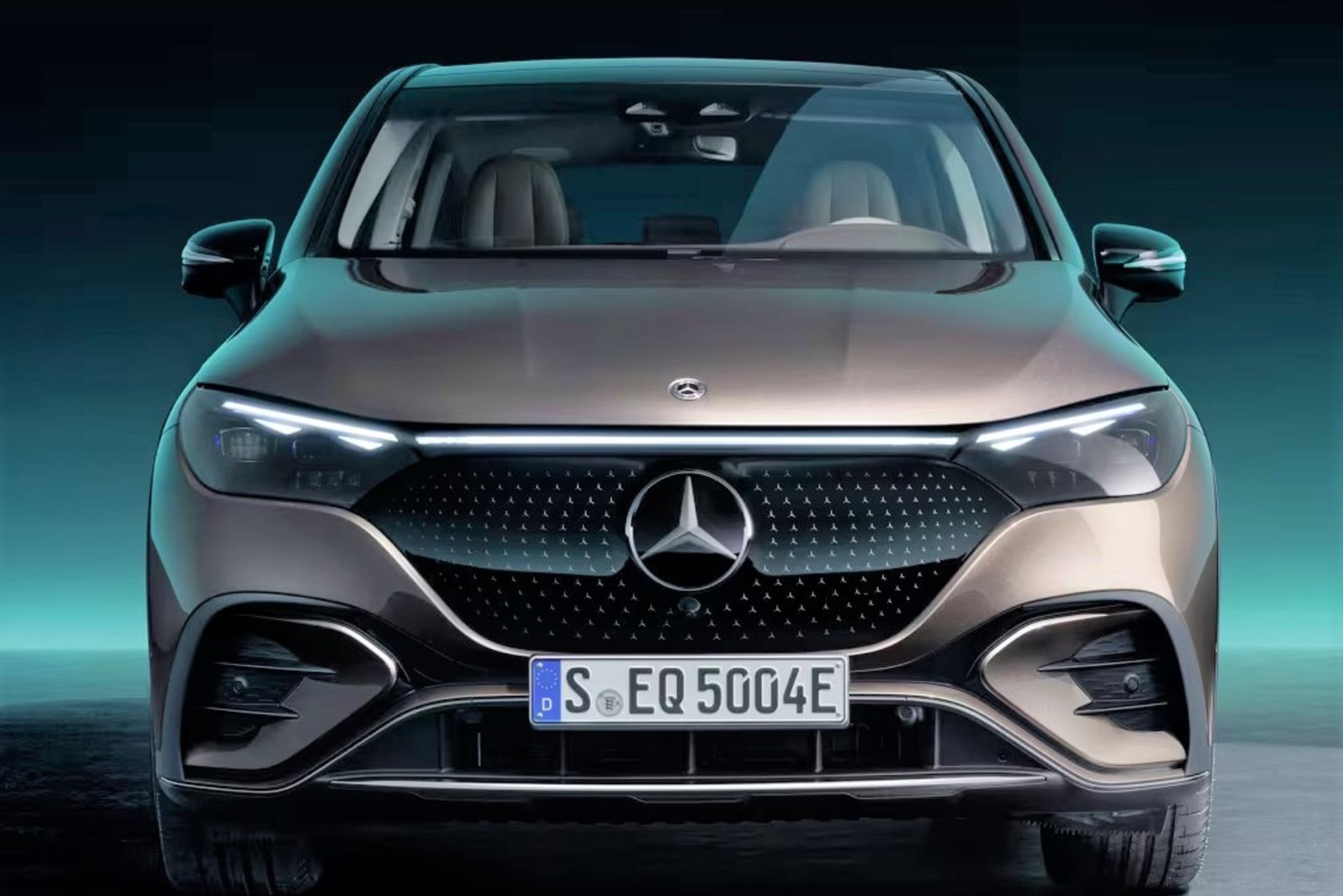 نمای جلو خودرو مرسدس بنز EQE SUV